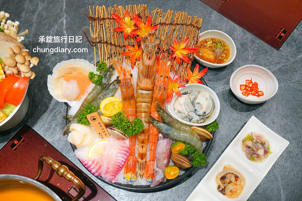 桃園頂級鍋物【睦月亭】日式和牛海鮮火鍋，超貼心桌邊服務！豪華海鮮盛合：澎湖大明蝦、天使紅蝦、澎湖小捲、生食級大干貝、扇貝…等拼盤超澎湃！桃園中正路美食餐廳推薦。