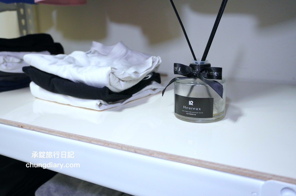 開放式衣櫃推薦【空間特工】工業風「雪皓白」簡約設計，免螺絲角鋼開放式衣櫃、衣架、玄關衣帽架，還有提供十年保固！