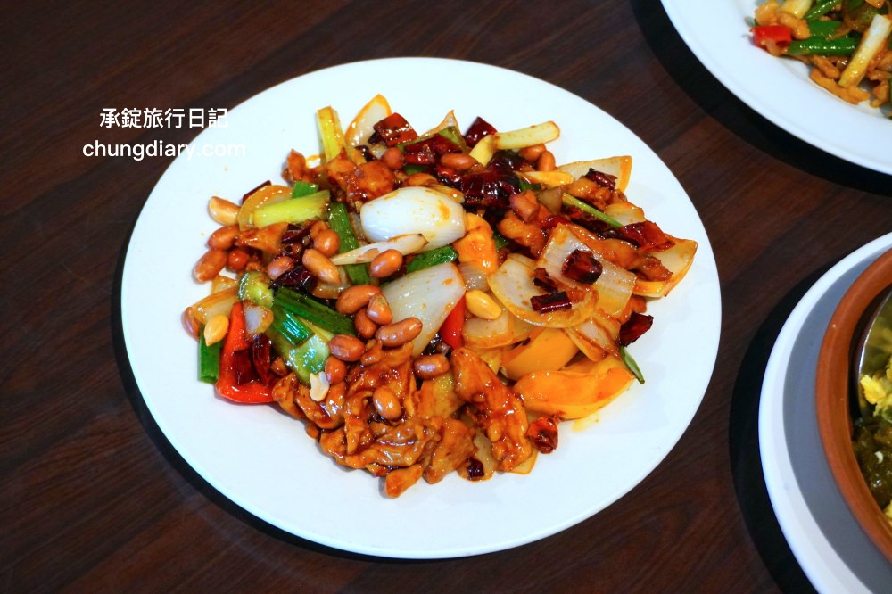 高雄一日遊帆船體驗｜興達港情人碼頭搭船、茄萣濕地公園賞鳥、大興魚市場海鮮食材、台灣滷味博物館、岡山佳香品味小菜館。