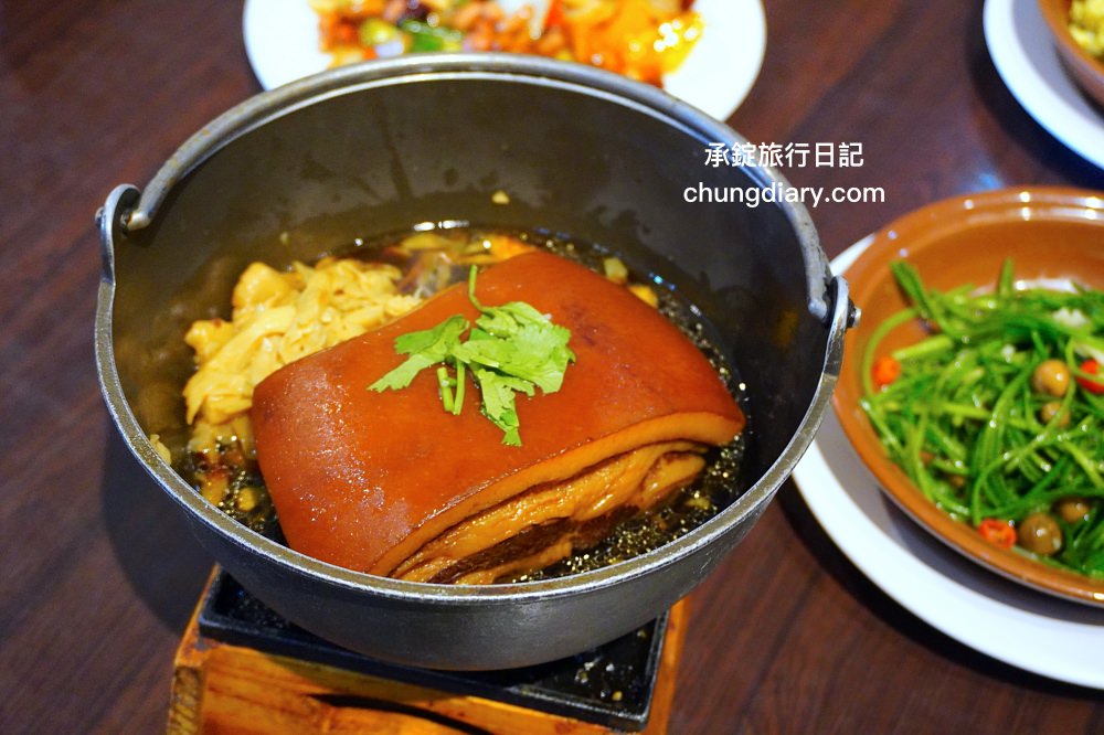 高雄一日遊帆船體驗｜興達港情人碼頭搭船、茄萣濕地公園賞鳥、大興魚市場海鮮食材、台灣滷味博物館、岡山佳香品味小菜館。