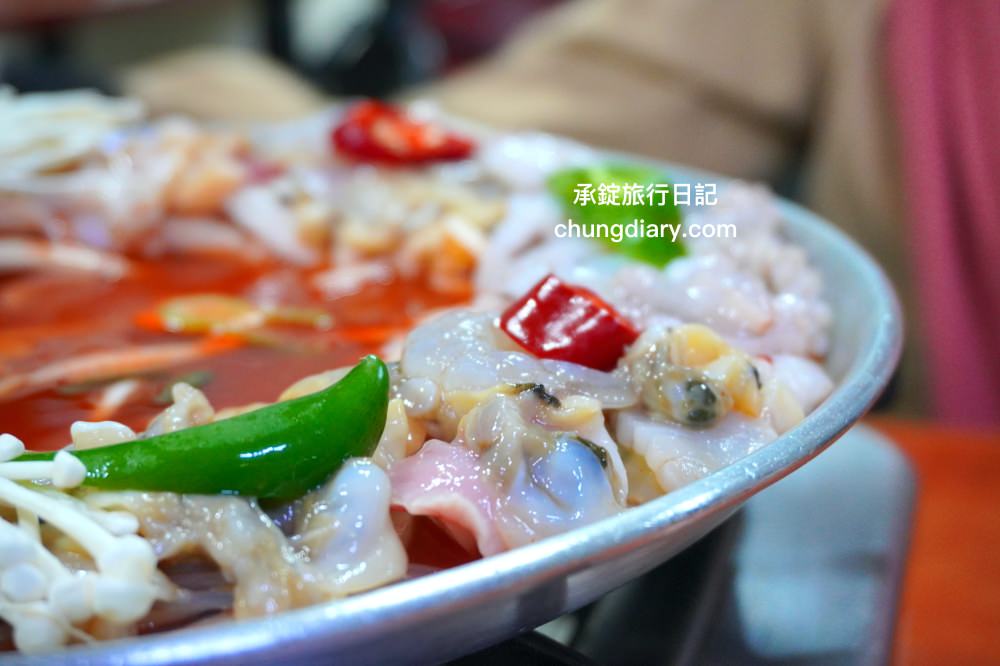 南浦洞美食【大海家 바다집】白鍾元推薦餐廳，隱藏在巷弄釜山50年老店！招牌必點「水中火鍋수중전골」章魚、蝦、蛤蜊、貝類、海鮮…辣海鮮火鍋。