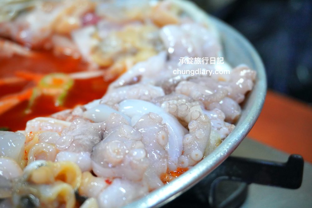 南浦洞美食【大海家 바다집】白鍾元推薦餐廳，隱藏在巷弄釜山50年老店！招牌必點「水中火鍋수중전골」章魚、蝦、蛤蜊、貝類、海鮮…辣海鮮火鍋。