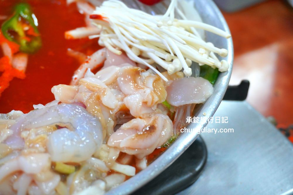 南浦洞美食【大海家 바다집】白鍾元推薦餐廳，隱藏在巷弄釜山50年老店！招牌必點「水中火鍋수중전골」章魚、蝦、蛤蜊、貝類、海鮮…辣海鮮火鍋。