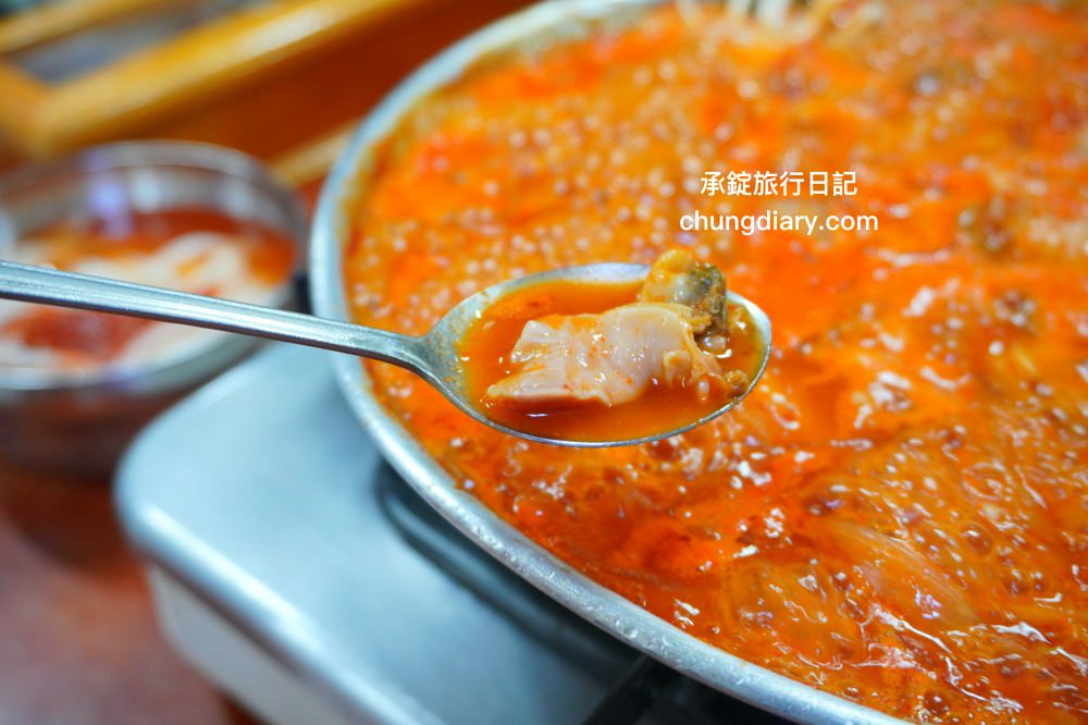 南浦洞美食【大海家 바다집】白鍾元推薦餐廳，隱藏在巷弄釜山50年老店！招牌必點「水中火鍋수중전골」章魚、蝦、蛤蜊、貝類、海鮮…辣海鮮火鍋。