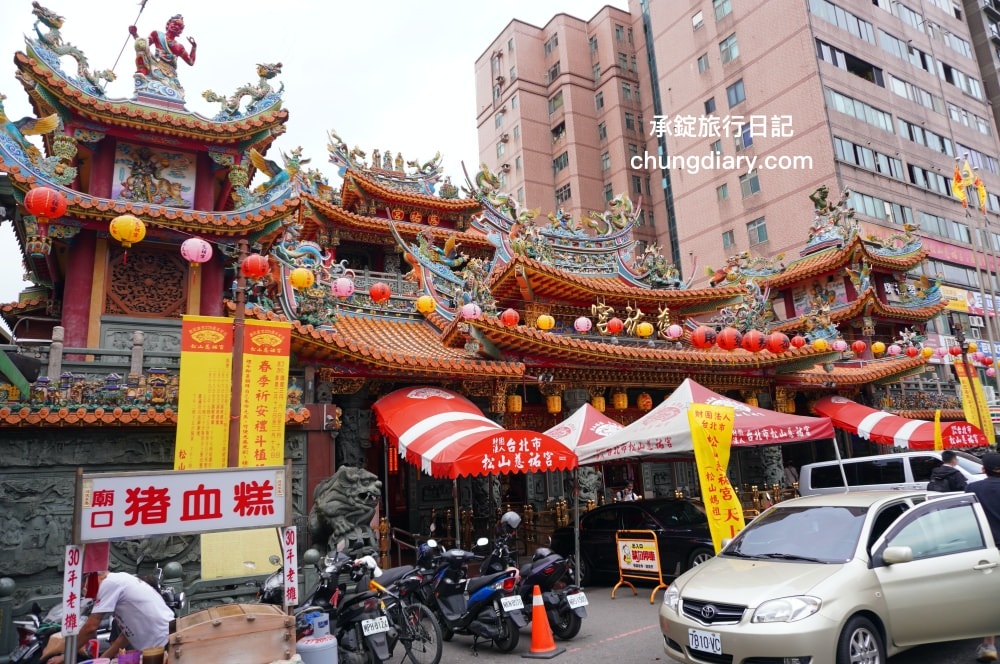 台北饒河夜市【福州世祖胡椒餅】40年排隊小吃名店，米其林必比登推薦美食！現烤出爐最美味了。