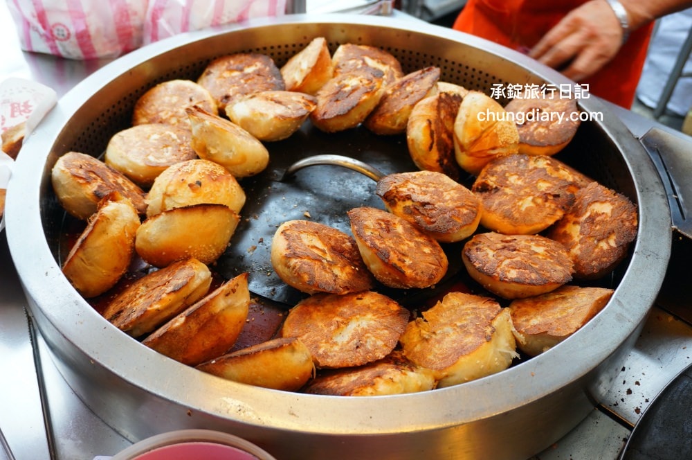 台北饒河夜市【福州世祖胡椒餅】40年排隊小吃名店，米其林必比登推薦美食！現烤出爐最美味了。