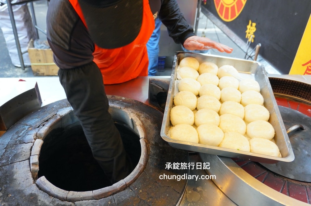 台北饒河夜市【福州世祖胡椒餅】40年排隊小吃名店，米其林必比登推薦美食！現烤出爐最美味了。