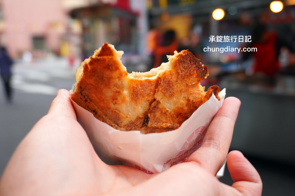 台北饒河夜市【福州世祖胡椒餅】40年排隊小吃名店，米其林必比登推薦美食！現烤出爐最美味了。