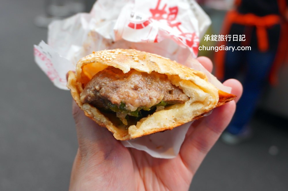 台北饒河夜市【福州世祖胡椒餅】40年排隊小吃名店，米其林必比登推薦美食！現烤出爐最美味了。