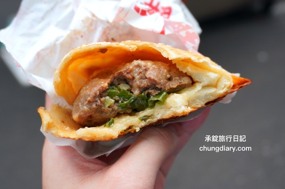 台北饒河夜市【福州世祖胡椒餅】40年排隊小吃名店，米其林必比登推薦美食！現烤出爐最美味了。