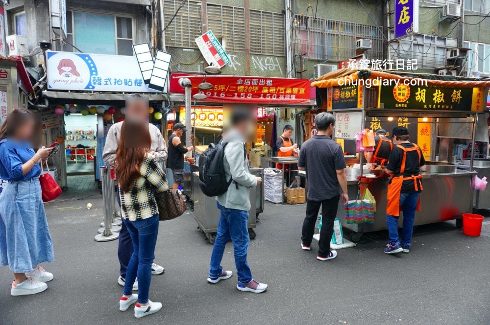 台北饒河夜市【福州世祖胡椒餅】40年排隊小吃名店，米其林必比登推薦美食！現烤出爐最美味了。
