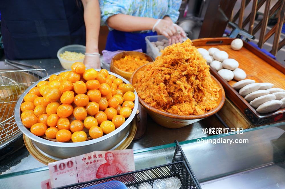 台北饒河夜市【老芋仔芋頭酥】手工現包現炸，外酥綿密芋頭內餡，一咬超長「起司牽絲」好浮誇！