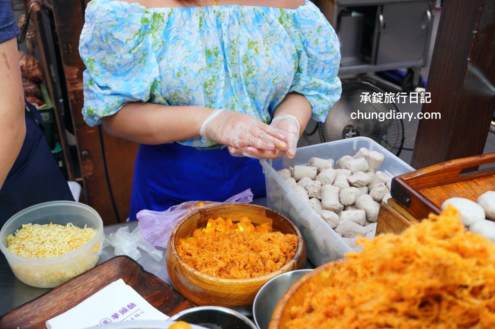 台北饒河夜市【老芋仔芋頭酥】手工現包現炸，外酥綿密芋頭內餡，一咬超長「起司牽絲」好浮誇！