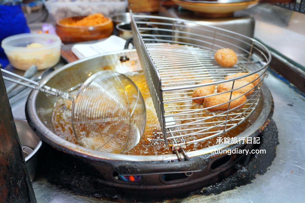台北饒河夜市【老芋仔芋頭酥】手工現包現炸，外酥綿密芋頭內餡，一咬超長「起司牽絲」好浮誇！