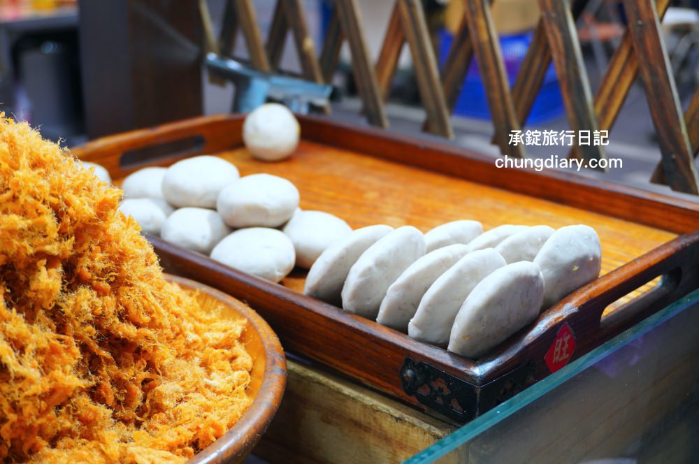 台北饒河夜市【老芋仔芋頭酥】手工現包現炸，外酥綿密芋頭內餡，一咬超長「起司牽絲」好浮誇！