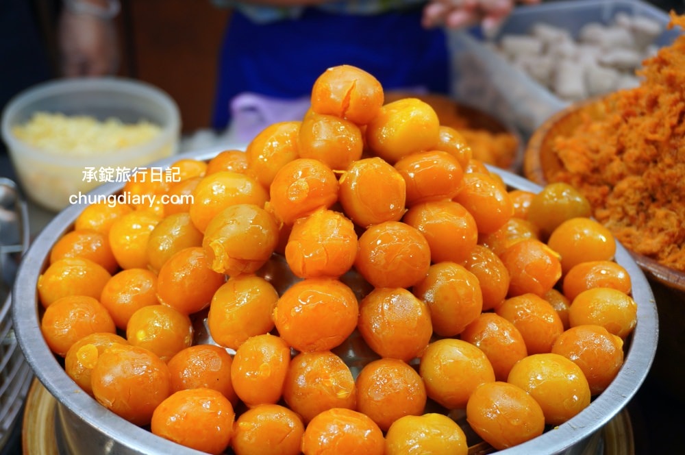 台北饒河夜市【老芋仔芋頭酥】手工現包現炸，外酥綿密芋頭內餡，一咬超長「起司牽絲」好浮誇！