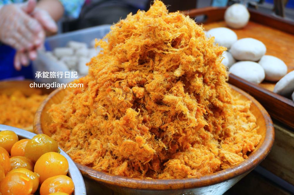 台北饒河夜市【老芋仔芋頭酥】手工現包現炸，外酥綿密芋頭內餡，一咬超長「起司牽絲」好浮誇！