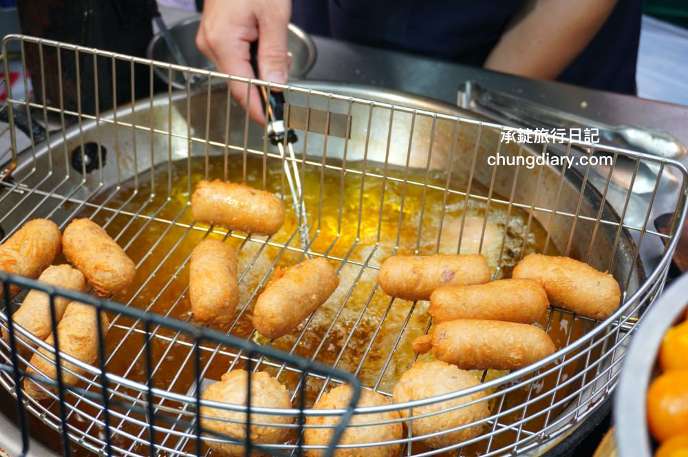 台北饒河夜市【老芋仔芋頭酥】手工現包現炸，外酥綿密芋頭內餡，一咬超長「起司牽絲」好浮誇！