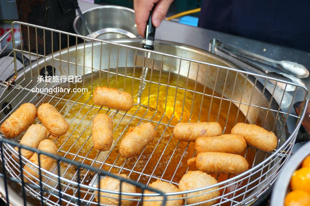 台北饒河夜市【老芋仔芋頭酥】手工現包現炸，外酥綿密芋頭內餡，一咬超長「起司牽絲」好浮誇！