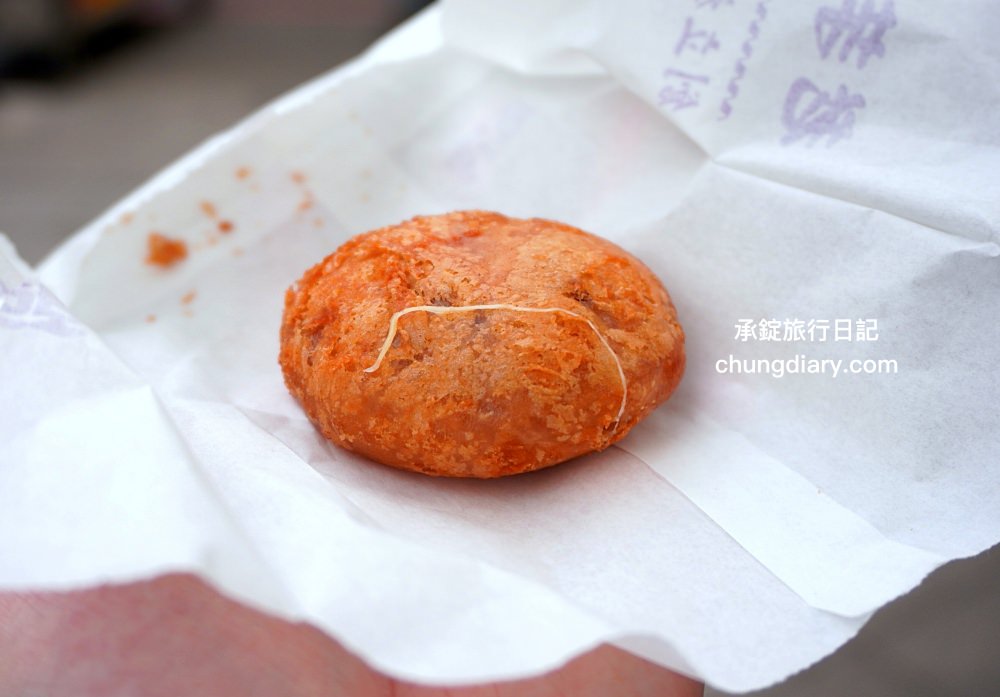 台北饒河夜市【老芋仔芋頭酥】手工現包現炸，外酥綿密芋頭內餡，一咬超長「起司牽絲」好浮誇！
