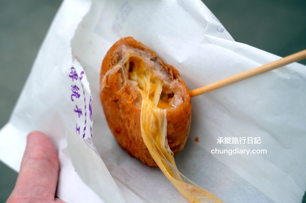 台北饒河夜市【老芋仔芋頭酥】手工現包現炸，外酥綿密芋頭內餡，一咬超長「起司牽絲」好浮誇！