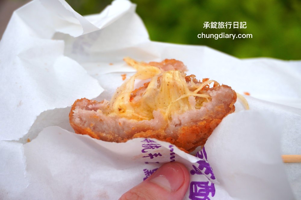 台北饒河夜市【老芋仔芋頭酥】手工現包現炸，外酥綿密芋頭內餡，一咬超長「起司牽絲」好浮誇！