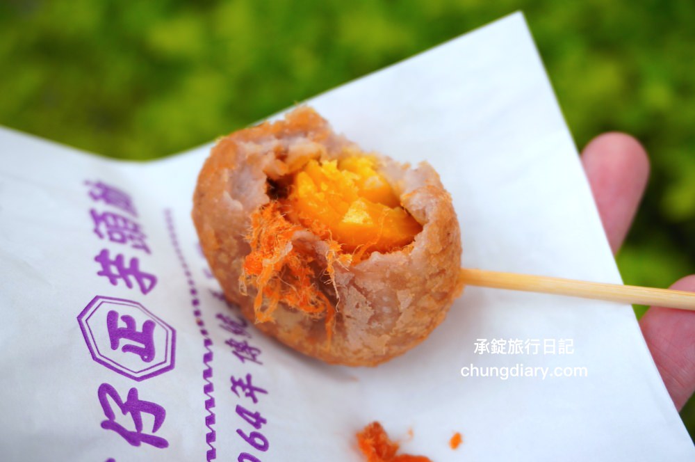 台北饒河夜市【老芋仔芋頭酥】手工現包現炸，外酥綿密芋頭內餡，一咬超長「起司牽絲」好浮誇！