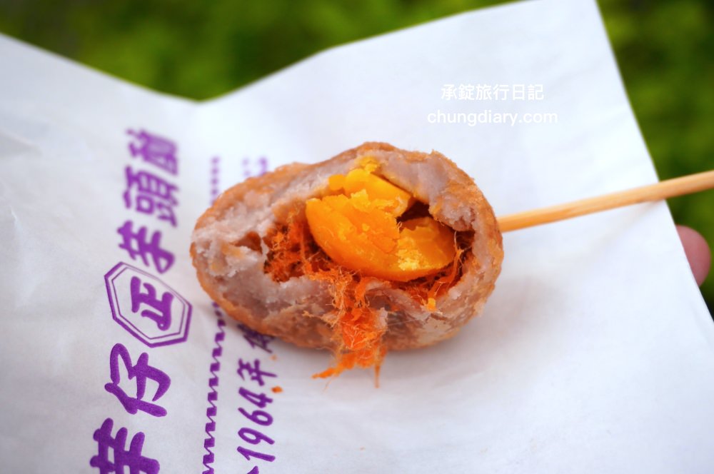 台北饒河夜市【老芋仔芋頭酥】手工現包現炸，外酥綿密芋頭內餡，一咬超長「起司牽絲」好浮誇！