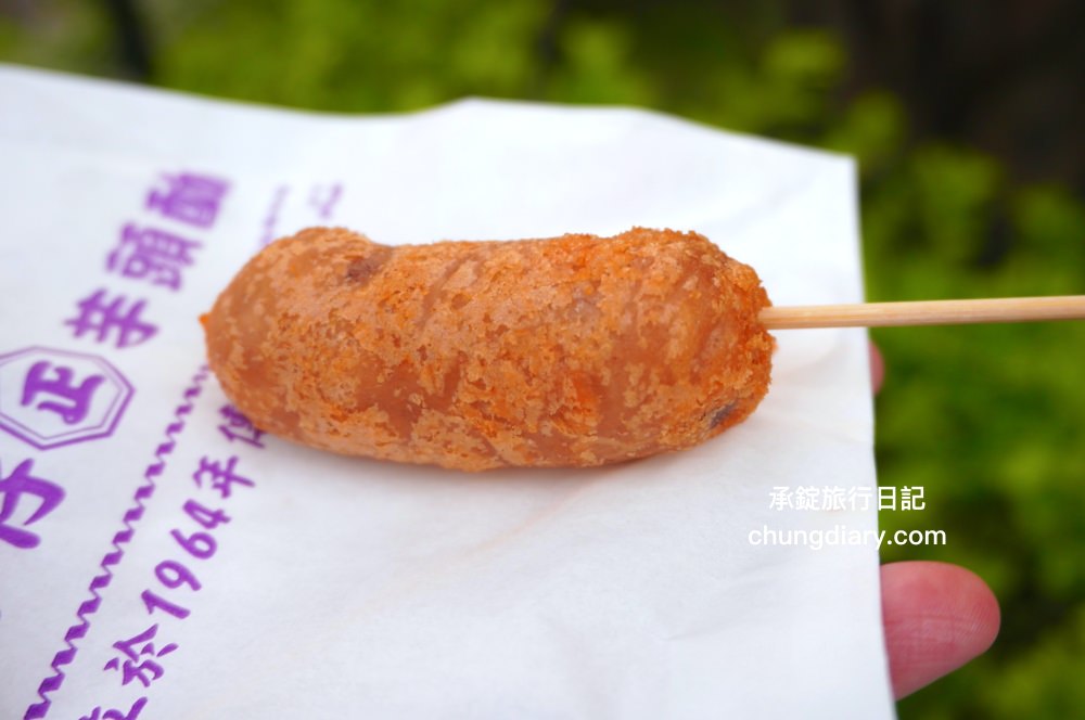 台北饒河夜市【老芋仔芋頭酥】手工現包現炸，外酥綿密芋頭內餡，一咬超長「起司牽絲」好浮誇！