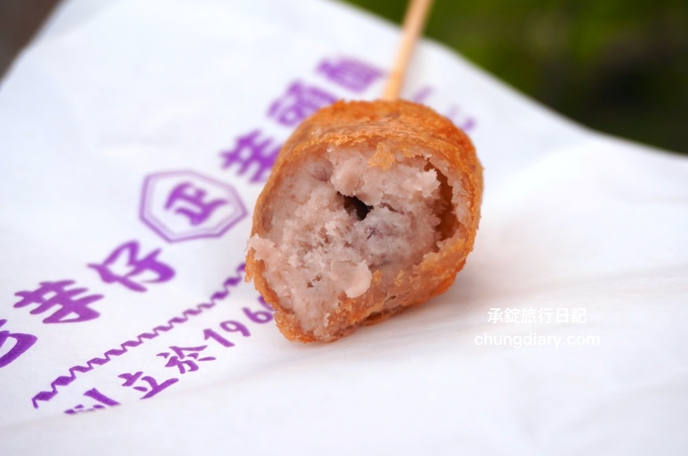台北饒河夜市【老芋仔芋頭酥】手工現包現炸，外酥綿密芋頭內餡，一咬超長「起司牽絲」好浮誇！