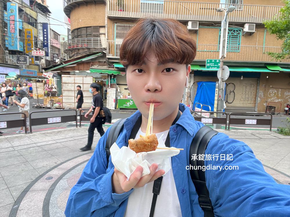 台北饒河夜市【老芋仔芋頭酥】手工現包現炸，外酥綿密芋頭內餡，一咬超長「起司牽絲」好浮誇！