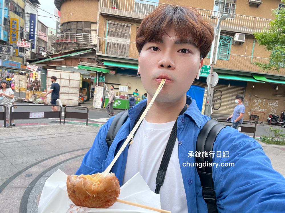 台北饒河夜市【老芋仔芋頭酥】手工現包現炸，外酥綿密芋頭內餡，一咬超長「起司牽絲」好浮誇！