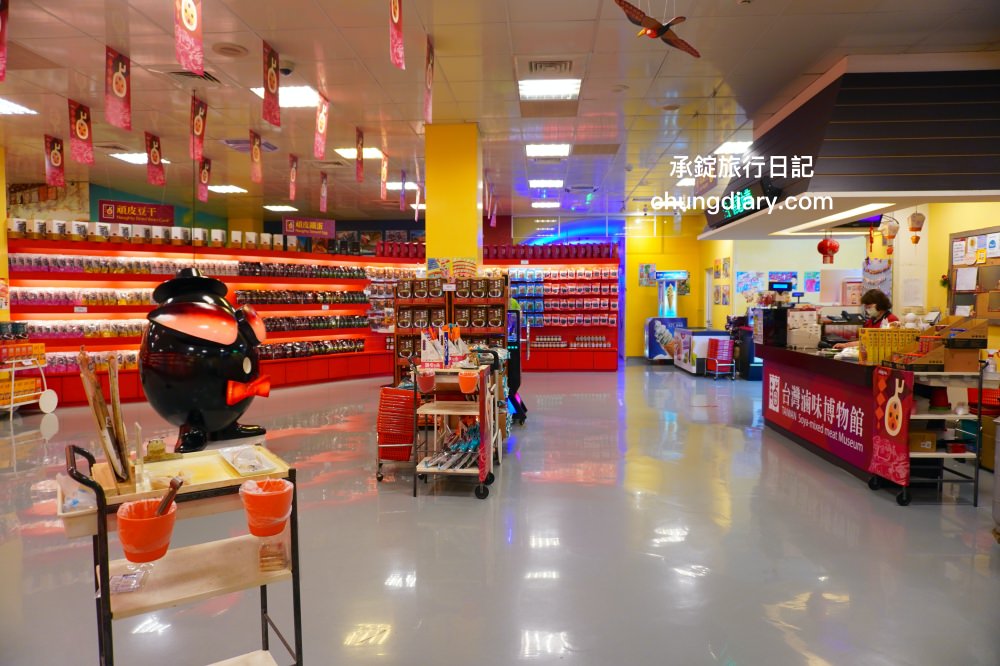 高雄一日遊帆船體驗｜興達港情人碼頭搭船、茄萣濕地公園賞鳥、大興魚市場海鮮食材、台灣滷味博物館、岡山佳香品味小菜館。