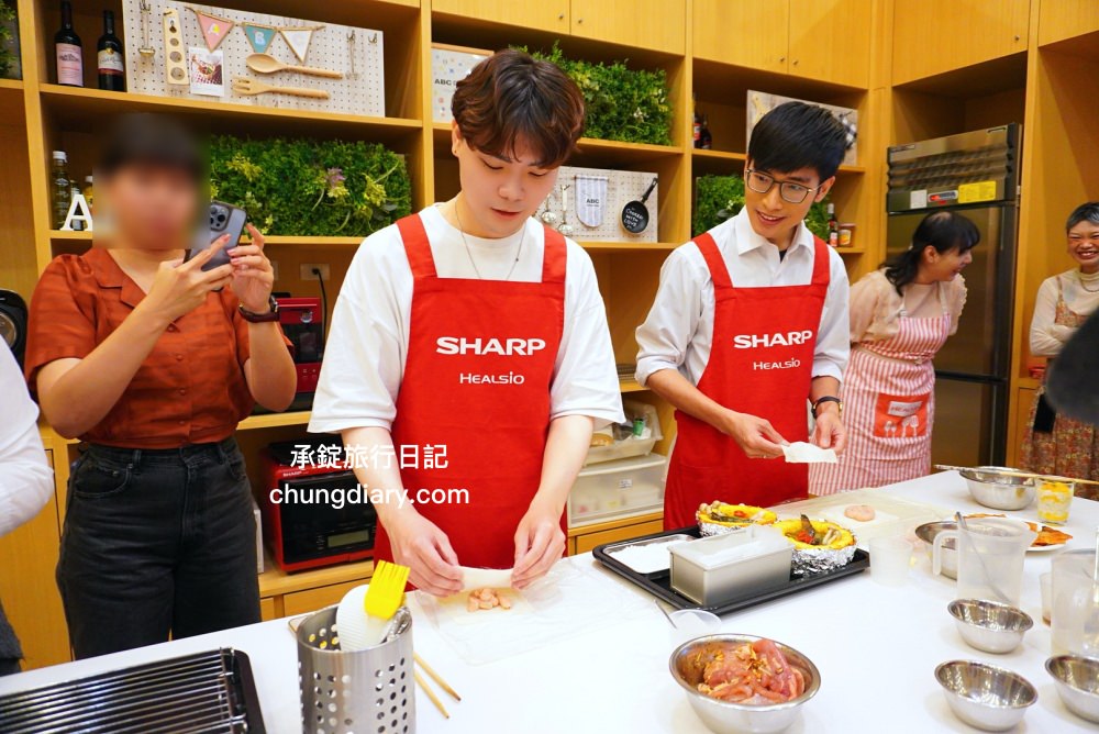 夏普HEALSIO水波爐｜一機多用「蒸、煮、炒、炸、烤、微波、舒肥」智慧烹調，ABC Cooking 南港廚藝教室，料理推薦：泰式街頭小吃、炙燒牛小排。