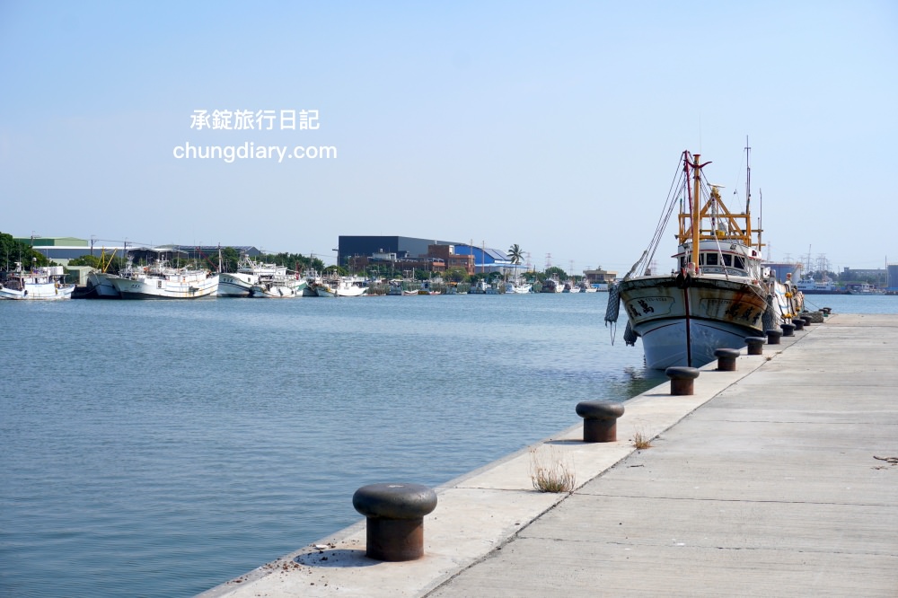 高雄一日遊帆船體驗｜興達港情人碼頭搭船、茄萣濕地公園賞鳥、大興魚市場海鮮食材、台灣滷味博物館、岡山佳香品味小菜館。