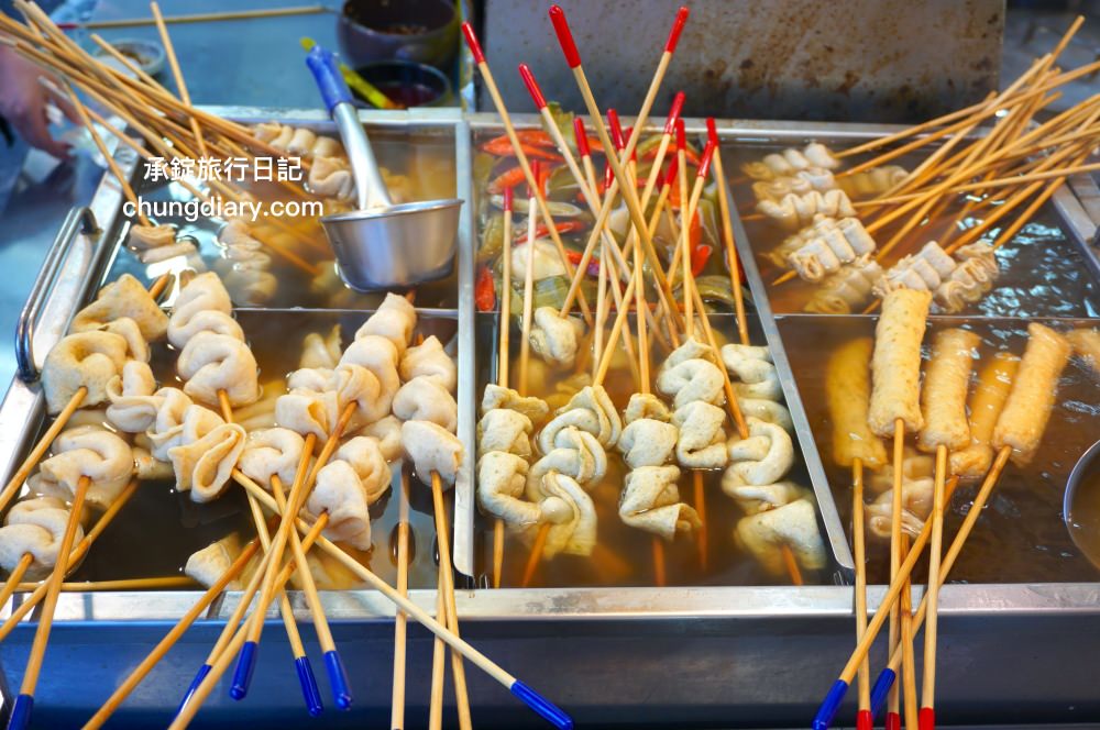 大邱廉賣市場入口處【珍味煎餅진미찌짐】魚糕串500韓元、煎餅1500韓元、各式炸物！韓國魚板小吃路邊攤｜半月堂站美食推薦