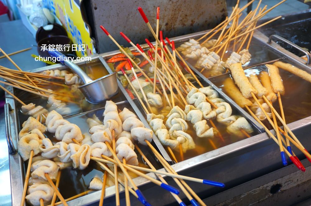 大邱廉賣市場入口處【珍味煎餅진미찌짐】魚糕串500韓元、煎餅1500韓元、各式炸物！韓國魚板小吃路邊攤｜半月堂站美食推薦