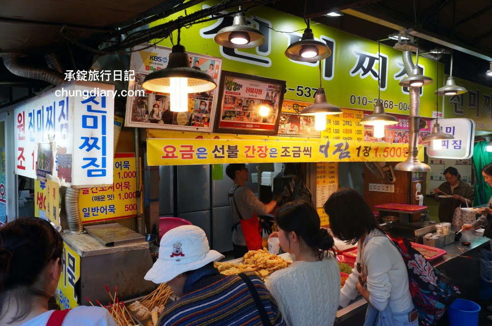 大邱廉賣市場入口處【珍味煎餅진미찌짐】魚糕串500韓元、煎餅1500韓元、各式炸物！韓國魚板小吃路邊攤｜半月堂站美食推薦