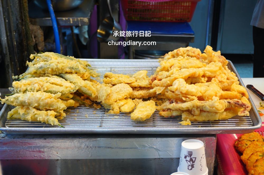 大邱廉賣市場入口處【珍味煎餅진미찌짐】魚糕串500韓元、煎餅1500韓元、各式炸物！韓國魚板小吃路邊攤｜半月堂站美食推薦