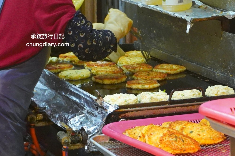 大邱廉賣市場入口處【珍味煎餅진미찌짐】魚糕串500韓元、煎餅1500韓元、各式炸物！韓國魚板小吃路邊攤｜半月堂站美食推薦