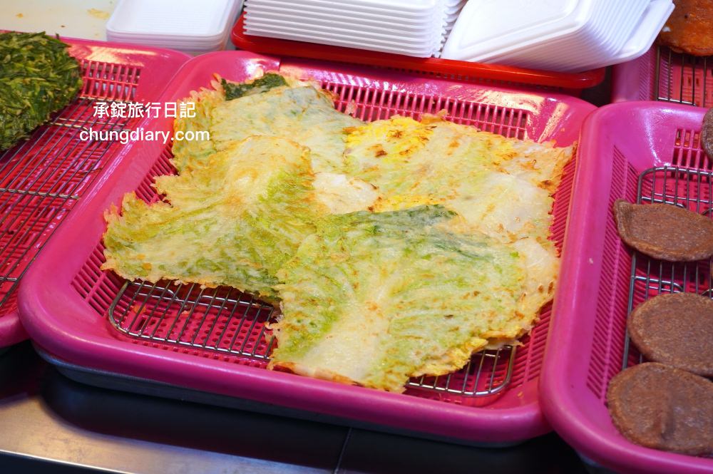 大邱廉賣市場入口處【珍味煎餅진미찌짐】魚糕串500韓元、煎餅1500韓元、各式炸物！韓國魚板小吃路邊攤｜半月堂站美食推薦
