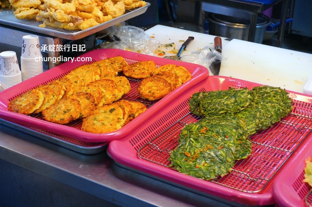 大邱廉賣市場入口處【珍味煎餅진미찌짐】魚糕串500韓元、煎餅1500韓元、各式炸物！韓國魚板小吃路邊攤｜半月堂站美食推薦