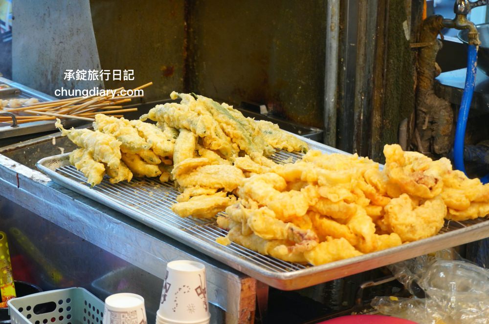 大邱廉賣市場入口處【珍味煎餅진미찌짐】魚糕串500韓元、煎餅1500韓元、各式炸物！韓國魚板小吃路邊攤｜半月堂站美食推薦