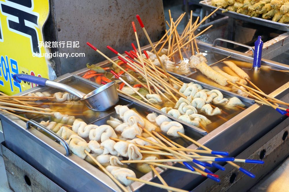 大邱廉賣市場入口處【珍味煎餅진미찌짐】魚糕串500韓元、煎餅1500韓元、各式炸物！韓國魚板小吃路邊攤｜半月堂站美食推薦