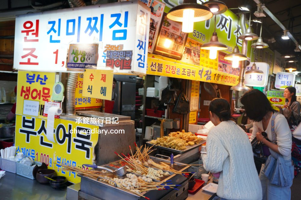 大邱廉賣市場入口處【珍味煎餅진미찌짐】魚糕串500韓元、煎餅1500韓元、各式炸物！韓國魚板小吃路邊攤｜半月堂站美食推薦