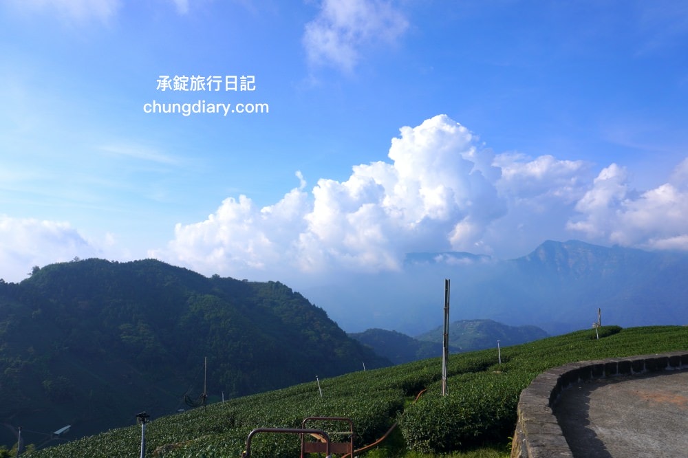 嘉義秘境景點【大風埕觀日峰】梅山鄉新景區推薦！一覽無遺遠處的綿延山景與一整片茶園風光。