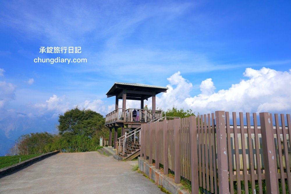 嘉義秘境景點【大風埕觀日峰】梅山鄉新景區推薦！一覽無遺遠處的綿延山景與一整片茶園風光。