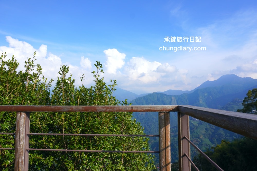 嘉義秘境景點【大風埕觀日峰】梅山鄉新景區推薦！一覽無遺遠處的綿延山景與一整片茶園風光。