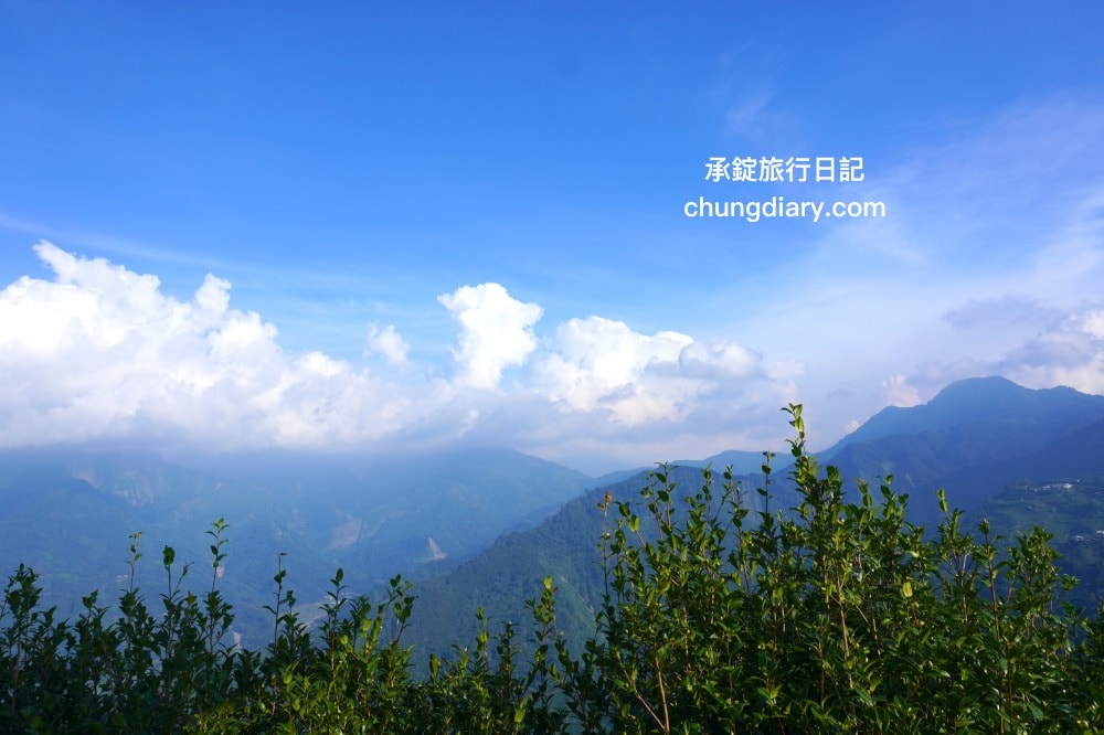 嘉義秘境景點【大風埕觀日峰】梅山鄉新景區推薦！一覽無遺遠處的綿延山景與一整片茶園風光。