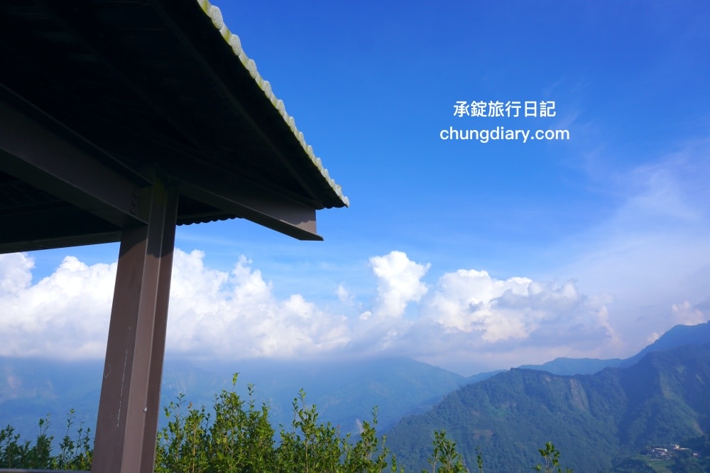 嘉義秘境景點【大風埕觀日峰】梅山鄉新景區推薦！一覽無遺遠處的綿延山景與一整片茶園風光。